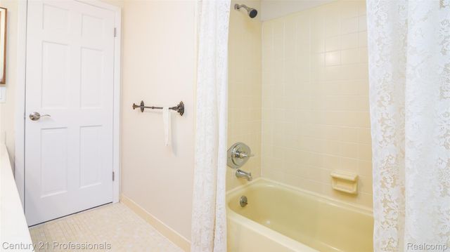 21824 RATHLONE Drive S, Novi, MI 48167