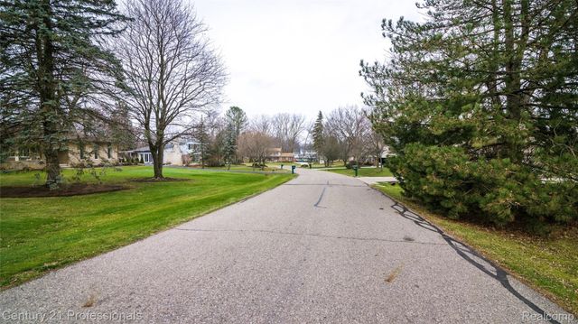 21824 RATHLONE Drive S, Novi, MI 48167