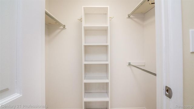 21824 RATHLONE Drive S, Novi, MI 48167