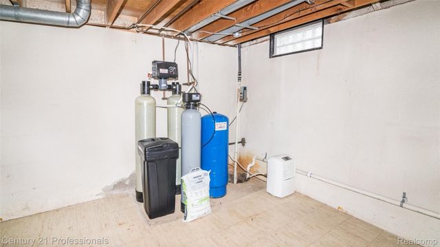 21824 RATHLONE Drive S, Novi, MI 48167