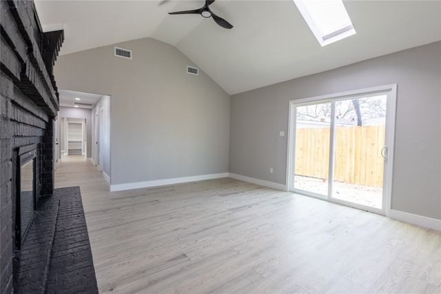 606 SE 10th Street, Grand Prairie, TX 75051