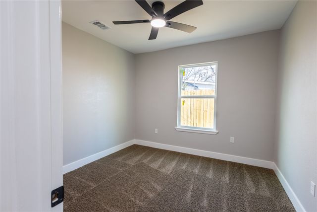 606 SE 10th Street, Grand Prairie, TX 75051