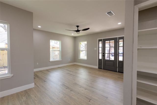 606 SE 10th Street, Grand Prairie, TX 75051