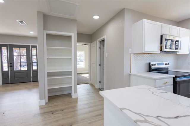 606 SE 10th Street, Grand Prairie, TX 75051