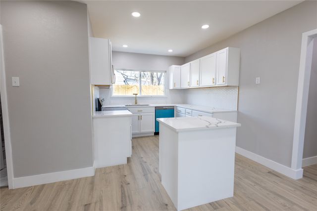 606 SE 10th Street, Grand Prairie, TX 75051