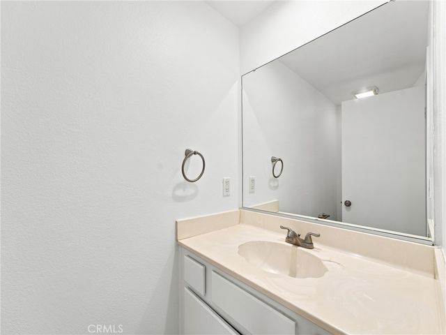 28525 Sugar Pine Way, Saugus, CA 91390