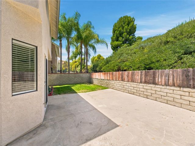 28525 Sugar Pine Way, Saugus, CA 91390