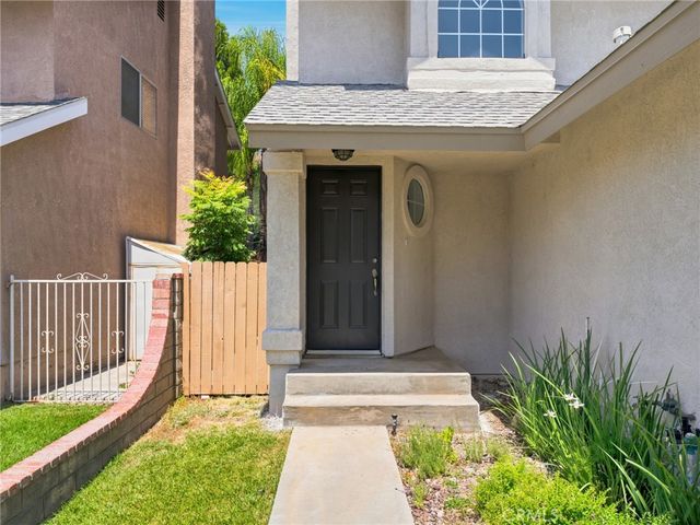 28525 Sugar Pine Way, Saugus, CA 91390