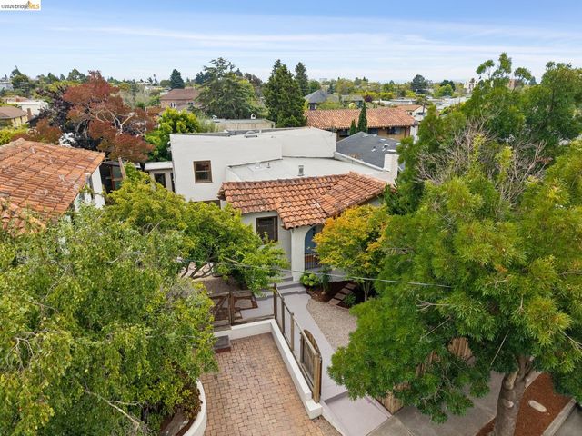 1246 Hopkins St, Berkeley, CA 94702