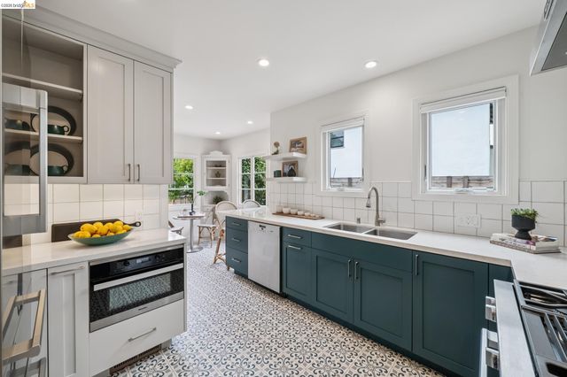 1246 Hopkins St, Berkeley, CA 94702