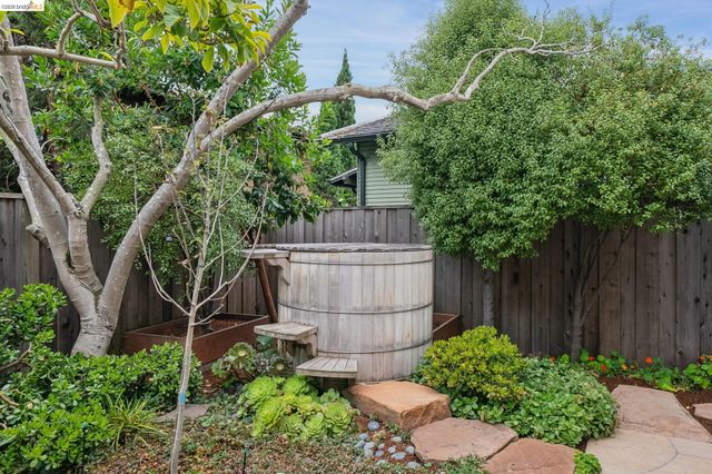 1246 Hopkins St, Berkeley, CA 94702