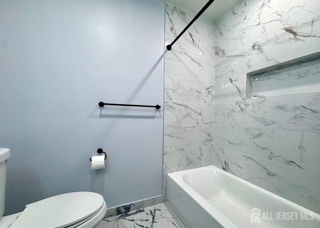 29 Farnham Square, Parlin, NJ 08859
