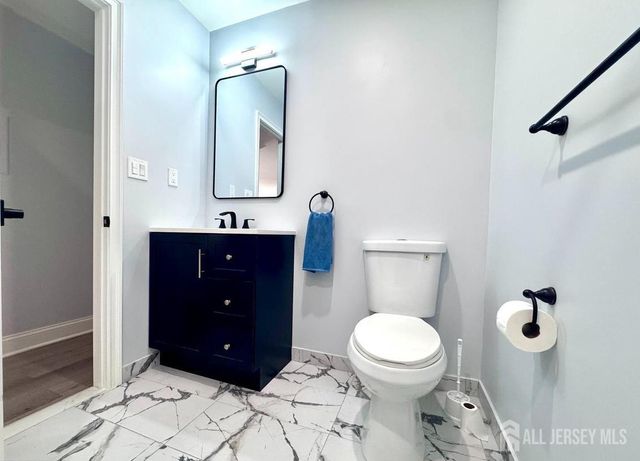 29 Farnham Square, Parlin, NJ 08859