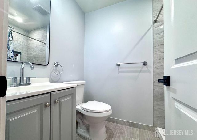 29 Farnham Square, Parlin, NJ 08859