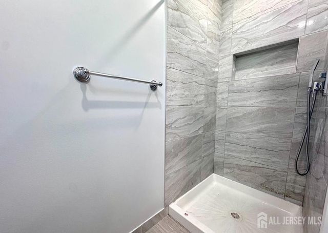 29 Farnham Square, Parlin, NJ 08859