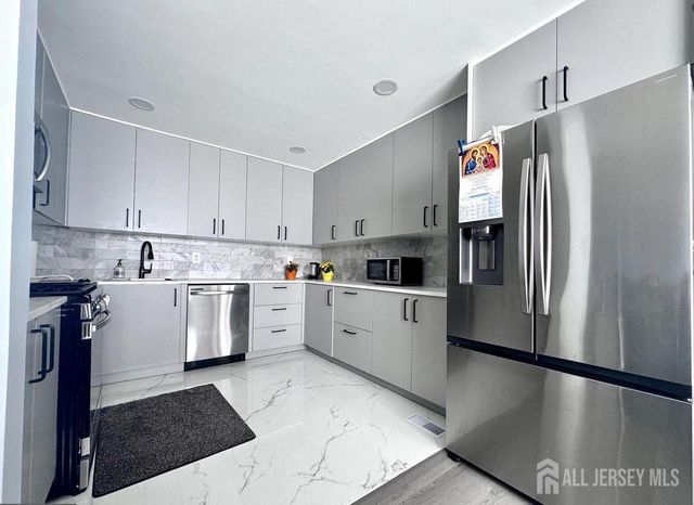 29 Farnham Square, Parlin, NJ 08859