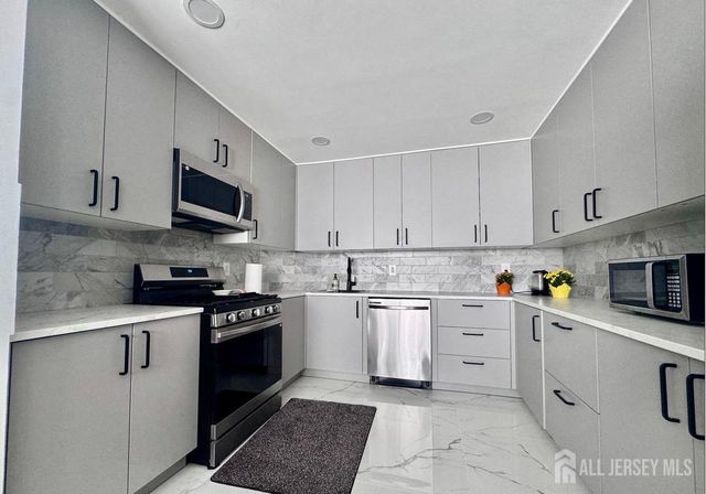 29 Farnham Square, Parlin, NJ 08859