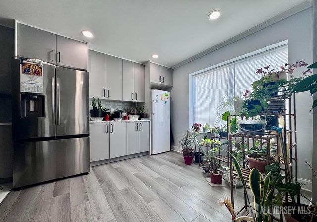 29 Farnham Square, Parlin, NJ 08859