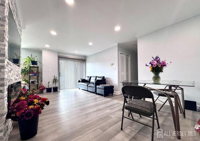 29 Farnham Square, Parlin, NJ 08859