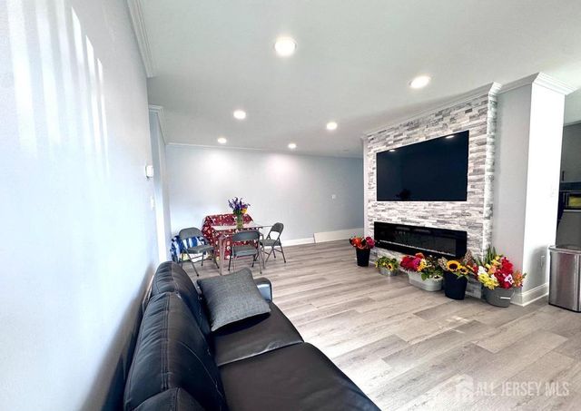 29 Farnham Square, Parlin, NJ 08859
