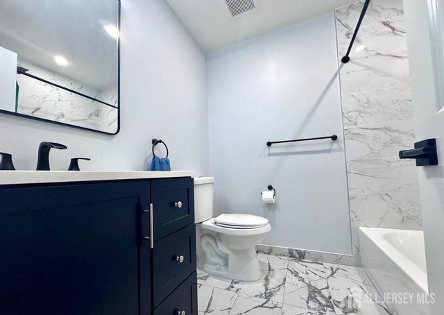 29 Farnham Square, Parlin, NJ 08859