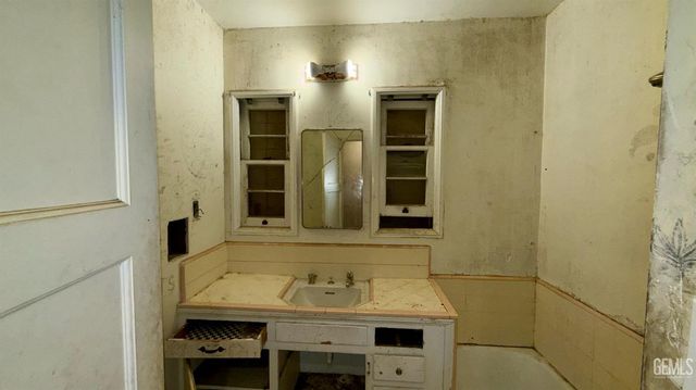 515 Woodrow Avenue, Bakersfield, CA 93308