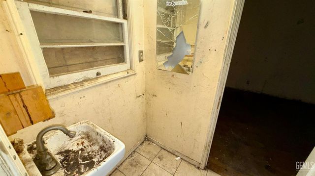 515 Woodrow Avenue, Bakersfield, CA 93308