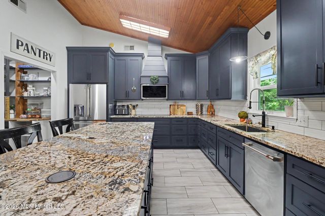 8821 Pickering Forrest Drive, Ocean Springs, MS 39564