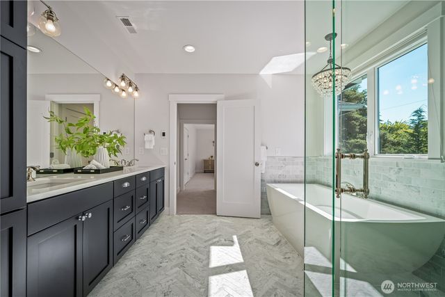 5027 48th Avenue NE, Seattle, WA 98105