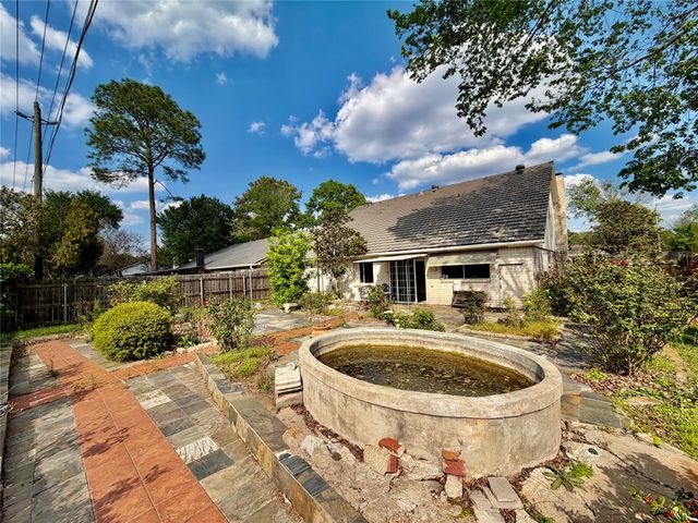 1119 Pinecroft Drive, Sugar Land, TX 77498