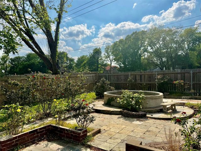 1119 Pinecroft Drive, Sugar Land, TX 77498