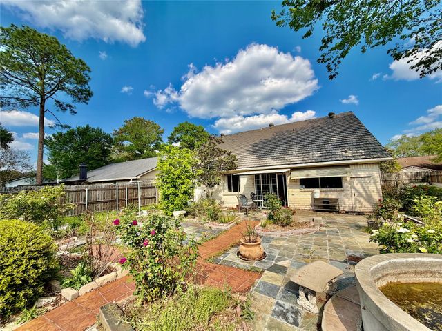 1119 Pinecroft Drive, Sugar Land, TX 77498