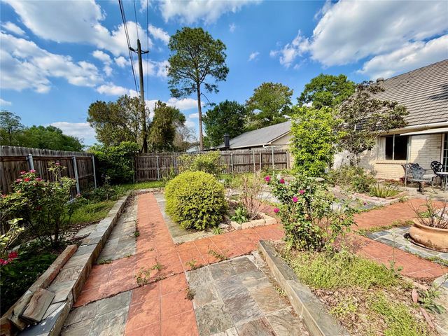 1119 Pinecroft Drive, Sugar Land, TX 77498