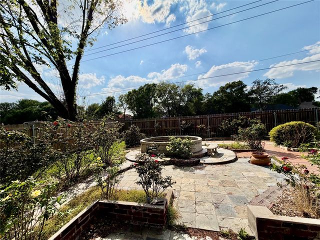 1119 Pinecroft Drive, Sugar Land, TX 77498