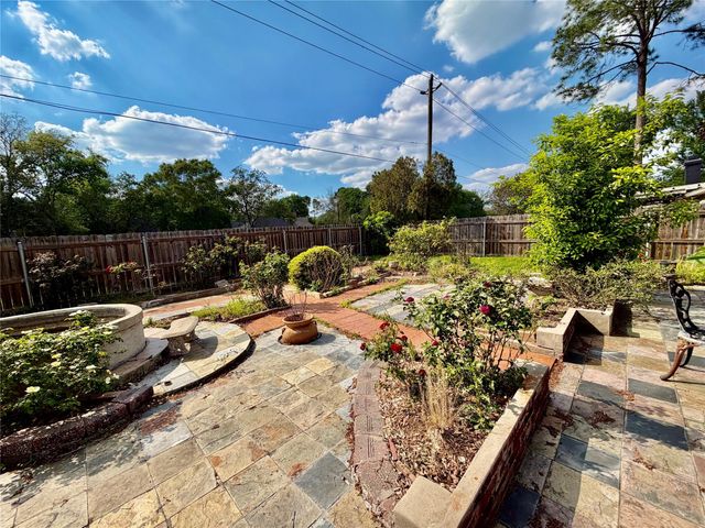 1119 Pinecroft Drive, Sugar Land, TX 77498