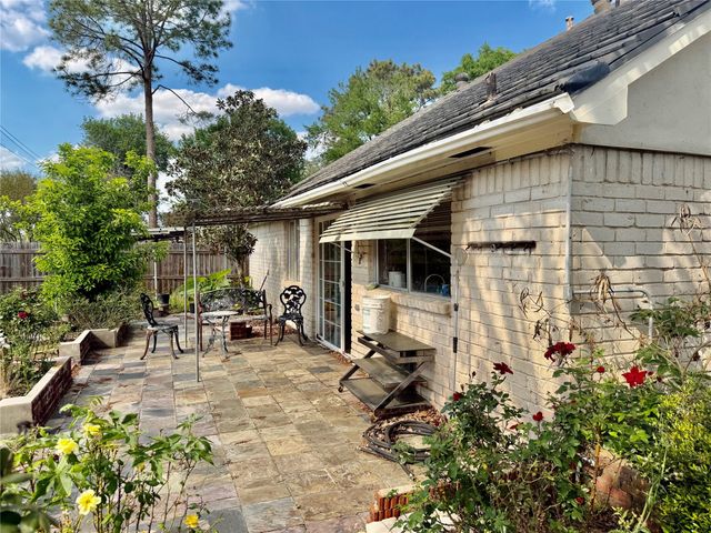 1119 Pinecroft Drive, Sugar Land, TX 77498