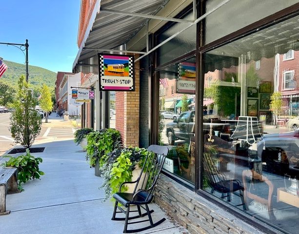 10 Deerfield Ave 2, Shelburne, MA 01370