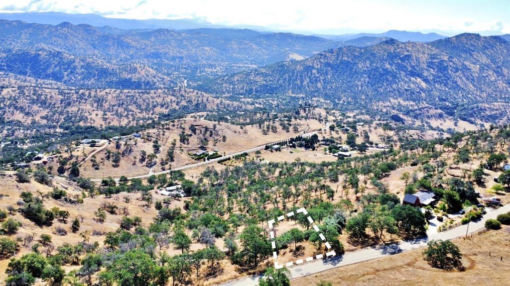 Image 3 of property listing at 391 Sunflower Lane, Yokuts Valley, CA 93675