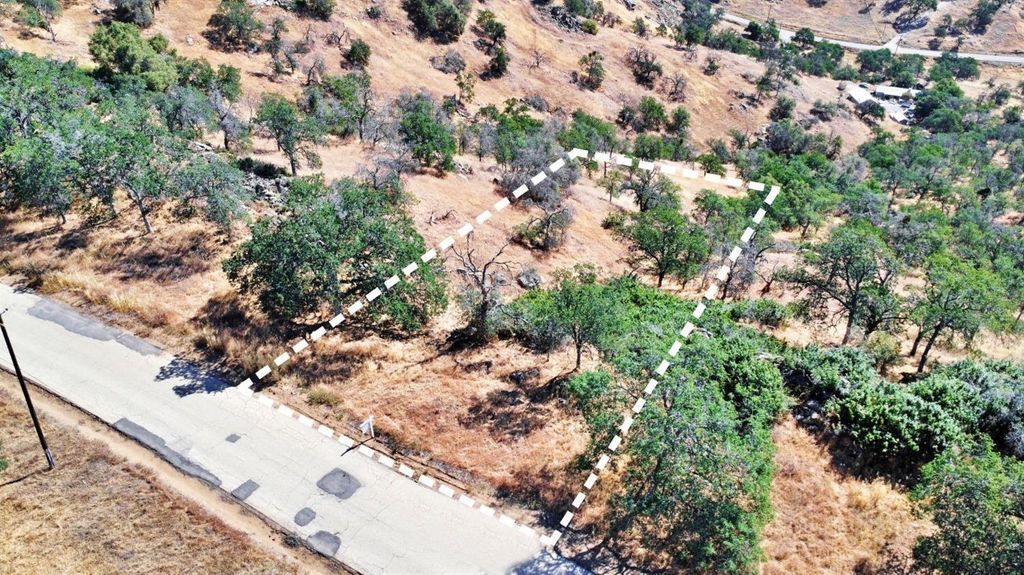 Image 4 of property listing at 391 Sunflower Lane, Yokuts Valley, CA 93675