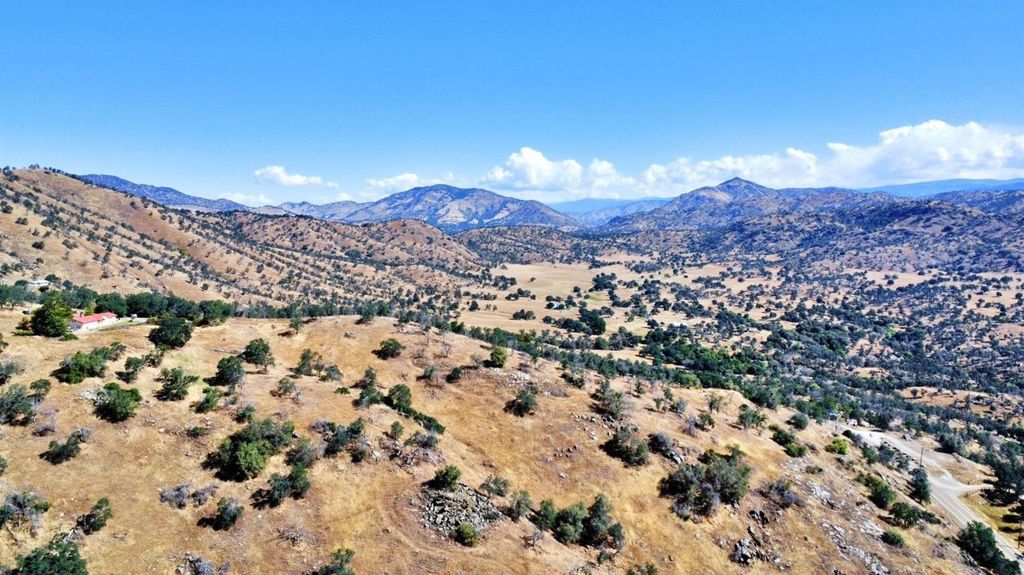 Image 8 of property listing at 391 Sunflower Lane, Yokuts Valley, CA 93675