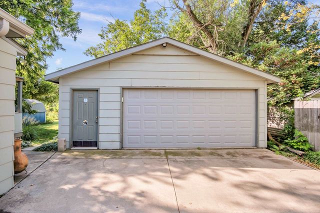 519 E 1st St, Newton, KS 67114