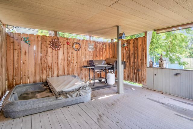 519 E 1st St, Newton, KS 67114