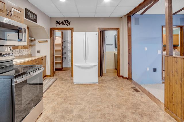 519 E 1st St, Newton, KS 67114