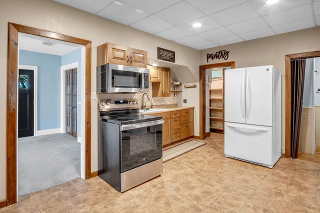 519 E 1st St, Newton, KS 67114