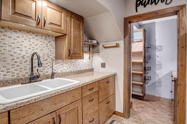 519 E 1st St, Newton, KS 67114