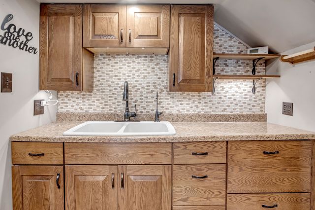 519 E 1st St, Newton, KS 67114