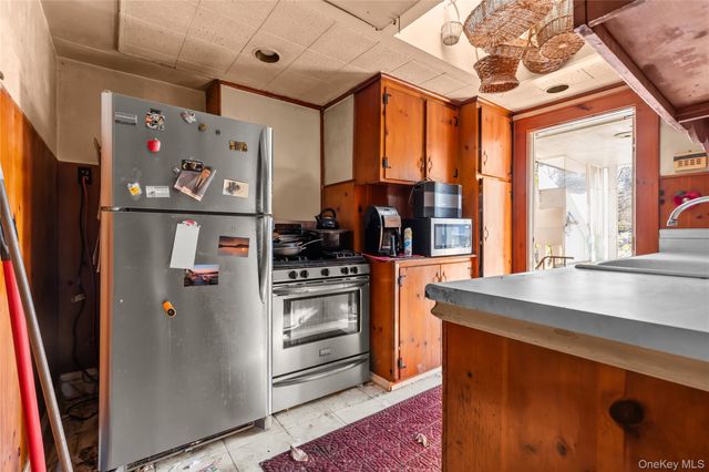 32 Hillside Road, Stony Brook, NY 11790