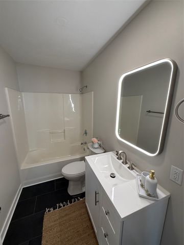 1204 Clinton Avenue, Des Moines, IA 50313