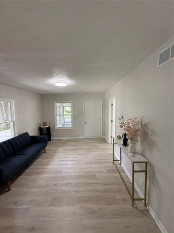 1204 Clinton Avenue, Des Moines, IA 50313
