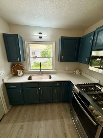 1204 Clinton Avenue, Des Moines, IA 50313